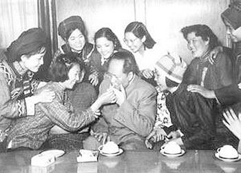 20111106-Wiki C Mao_Zedong_with_women_in_1950.jpg